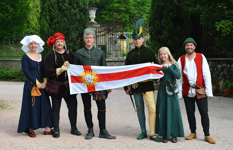La Compagnia with their standard.